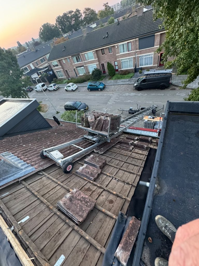 Oude dakpannen verwijderen met een pannenlift aan de Kanunnik van de Putstraat in Nijmegen
