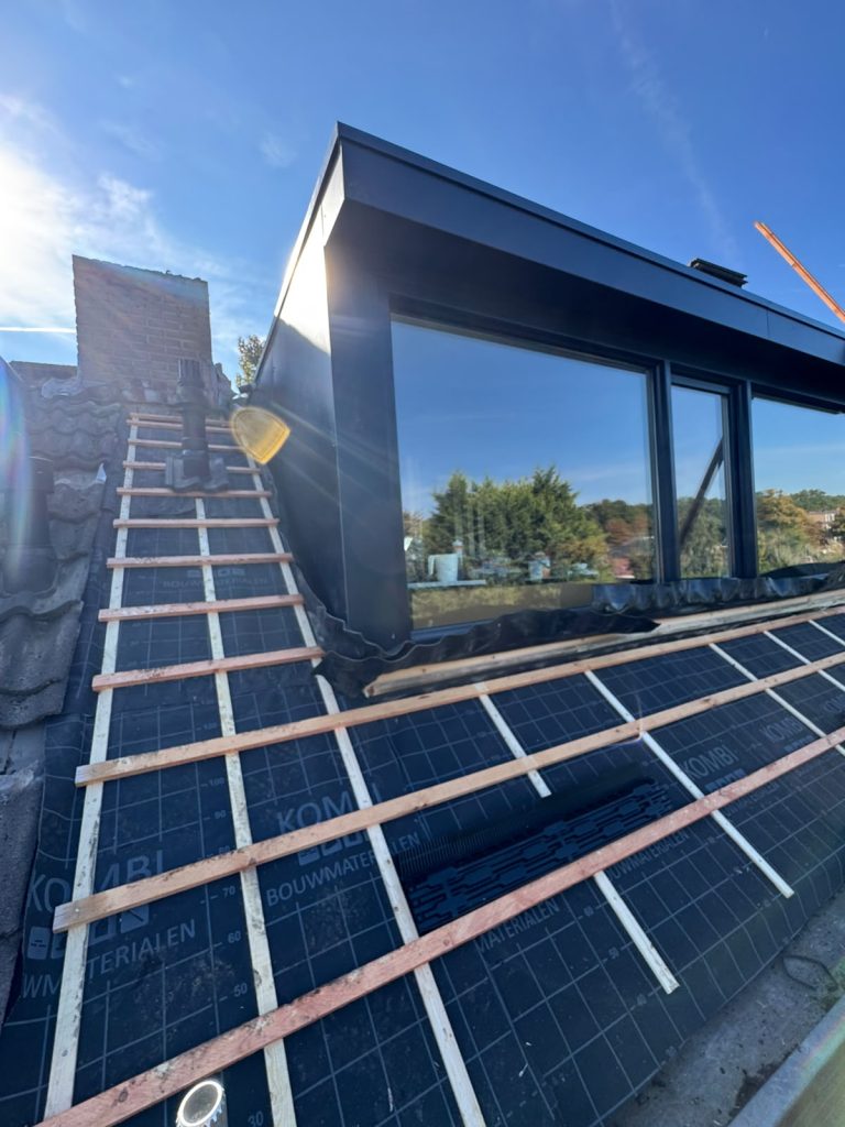 Nieuwe dakfolie, tengels en panlatten rond de dakkapel in Nijmegen