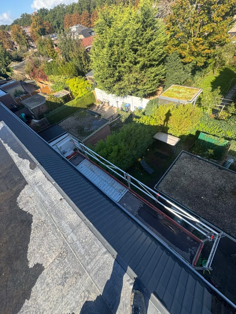 Nieuwe antracietkleurige dakpannen aan de achterzijde van de woning in Nijmegen