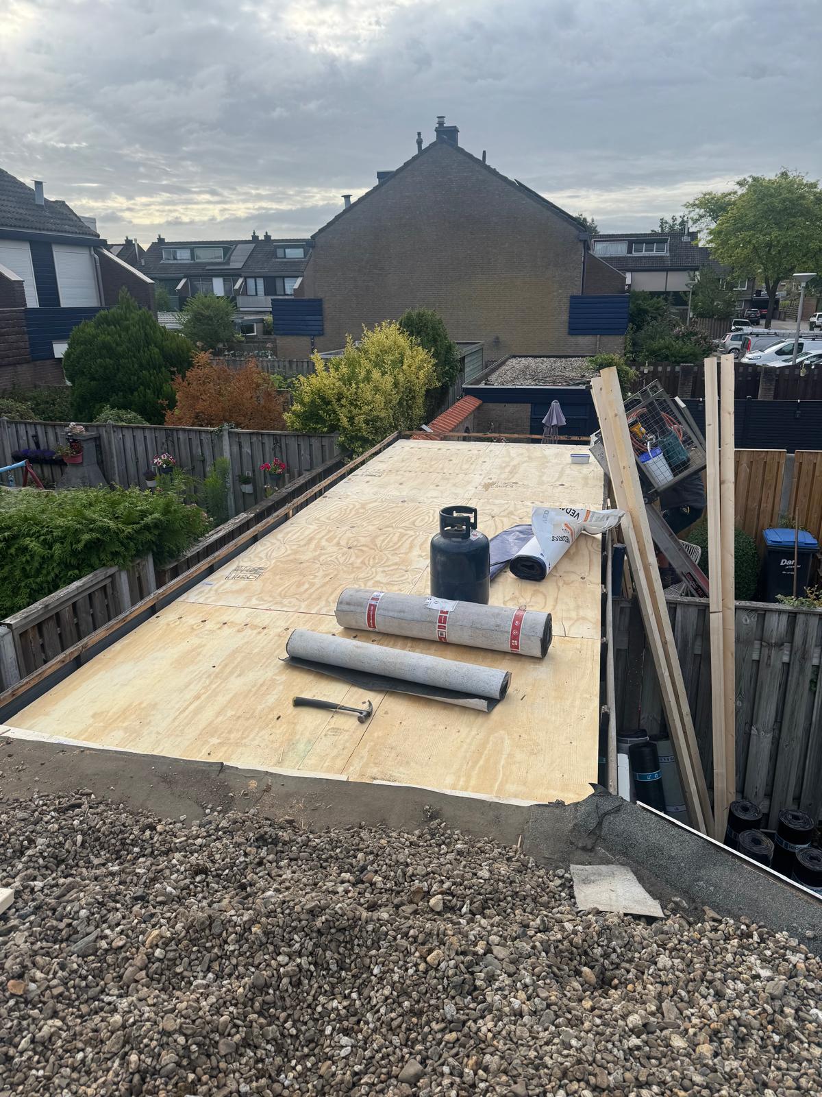 Nieuw houten dakbeschot aan de Wedesteinbroek in Nijmegen