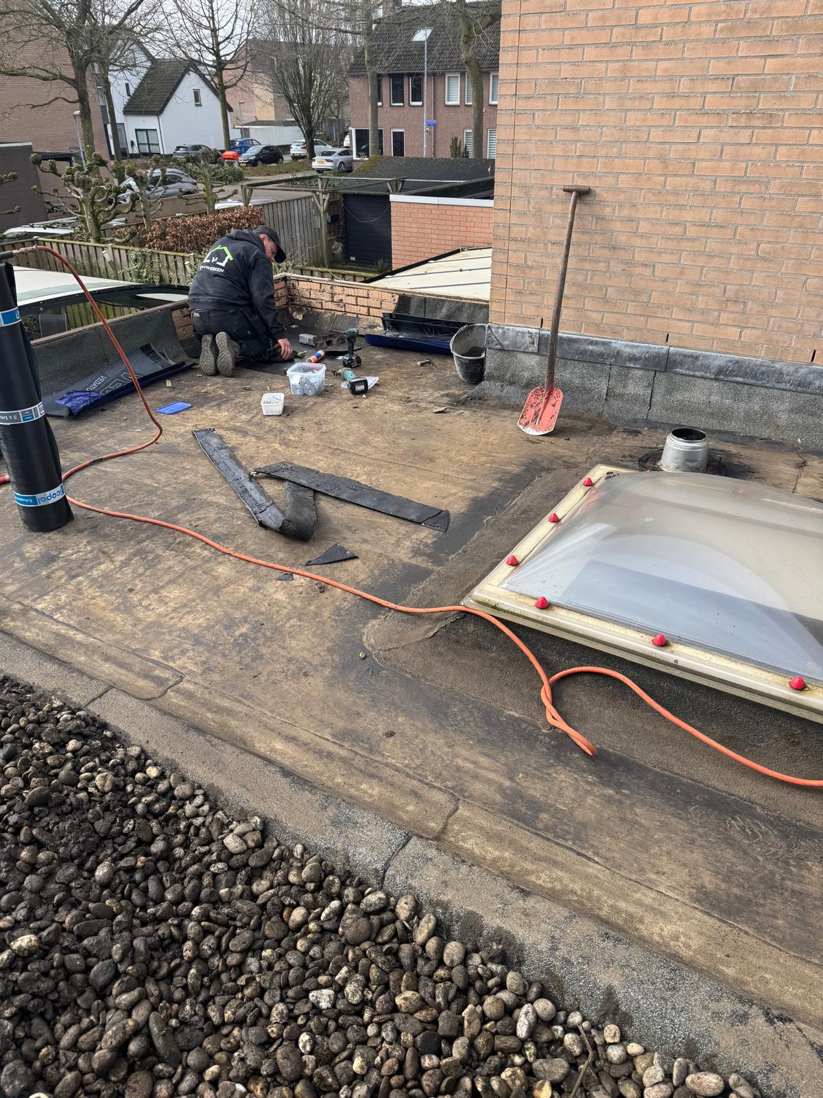 Voorbereiding van het platte dak rond de lichtkoepel in Rosmalen