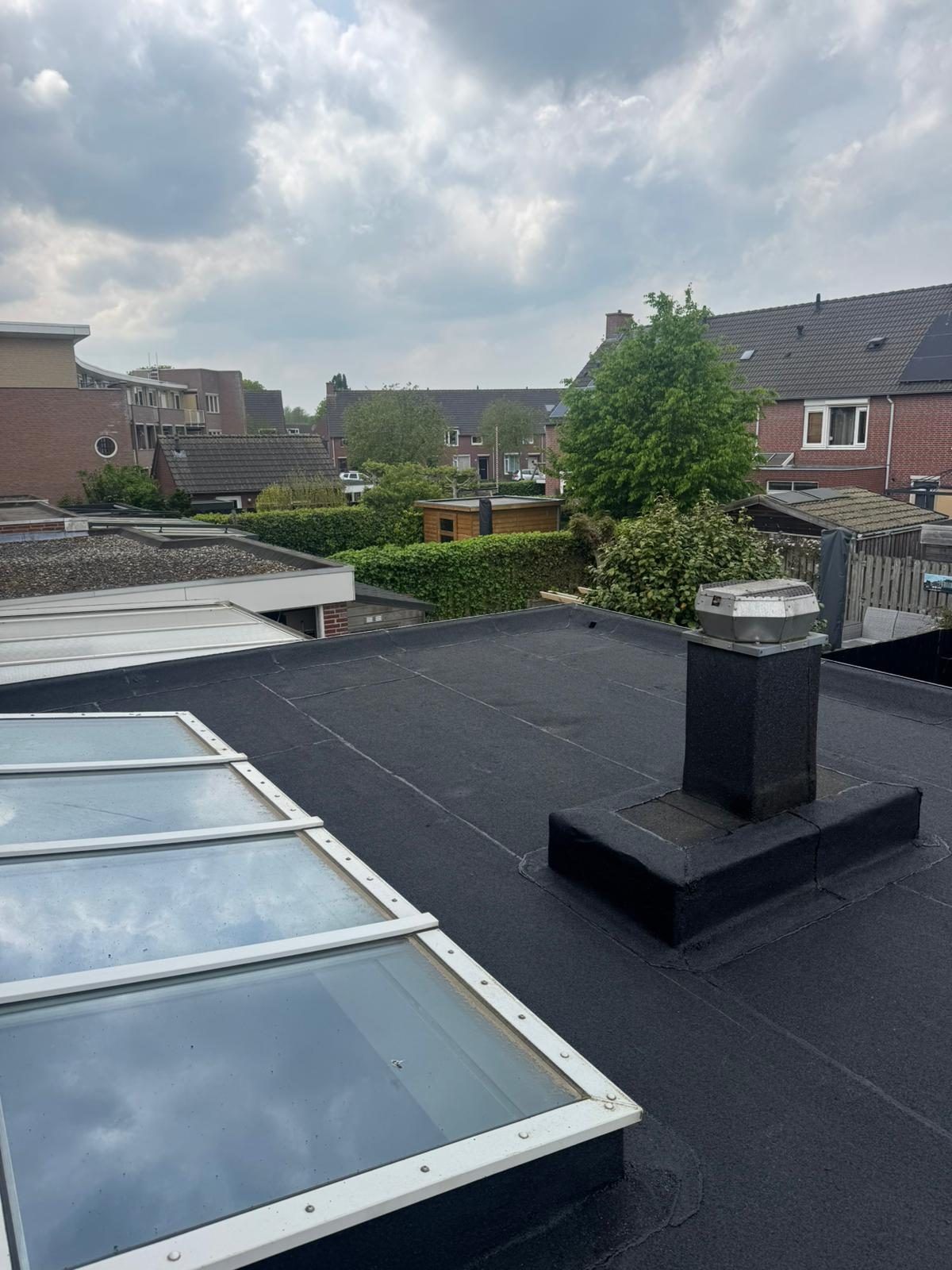 Vernieuwde bitumen dakbedekking na dakrenovatie