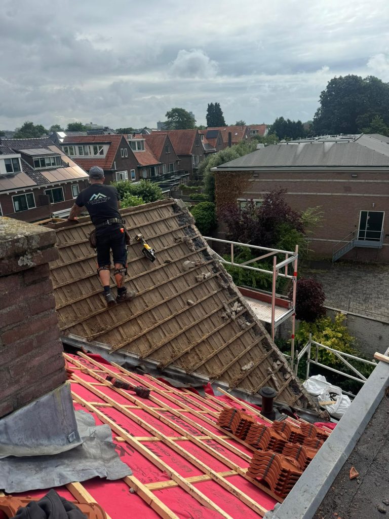 Het oude dak gestript tot op het dakbeschot tijdens de dakrenovatie in Nijmegen