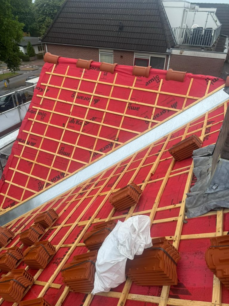 Dampopen folie, tengels en de nieuwe zinken kielgoot in Nijmegen