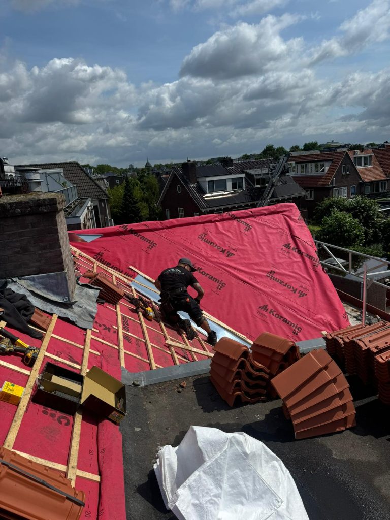 Panlatten aangebracht en dakpannen verdeeld over het dak in Nijmegen