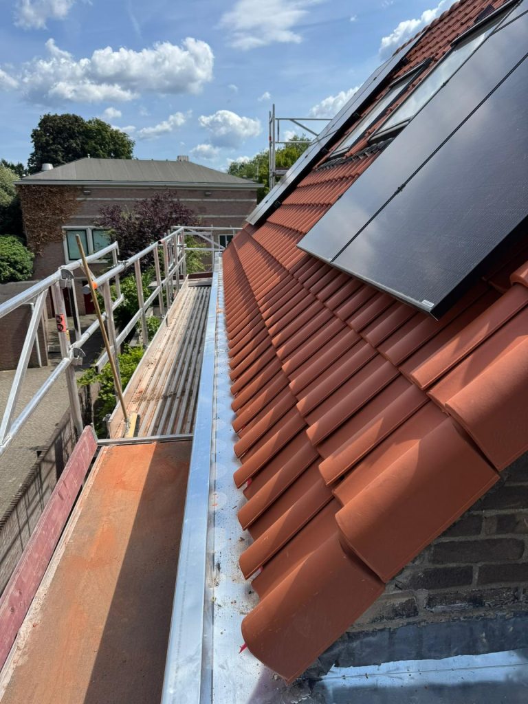 De nieuwe zinken bakgoot langs de dakvoet in Nijmegen