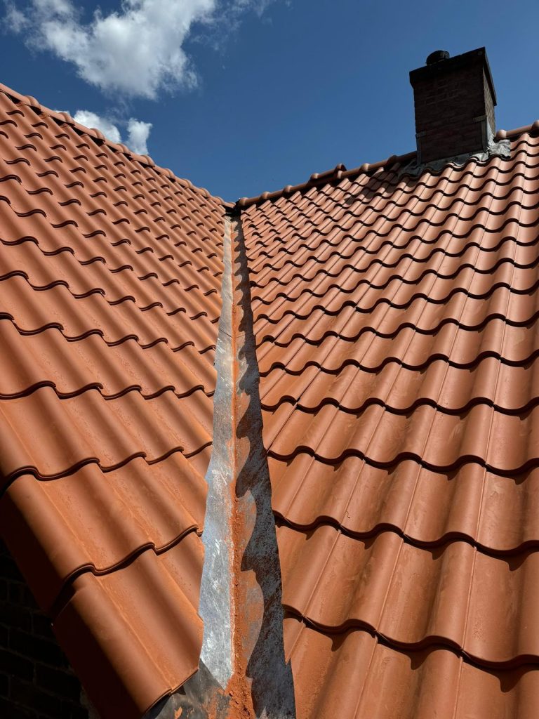 De nieuwe zinken kielgoot tussen twee dakvlakken in Nijmegen