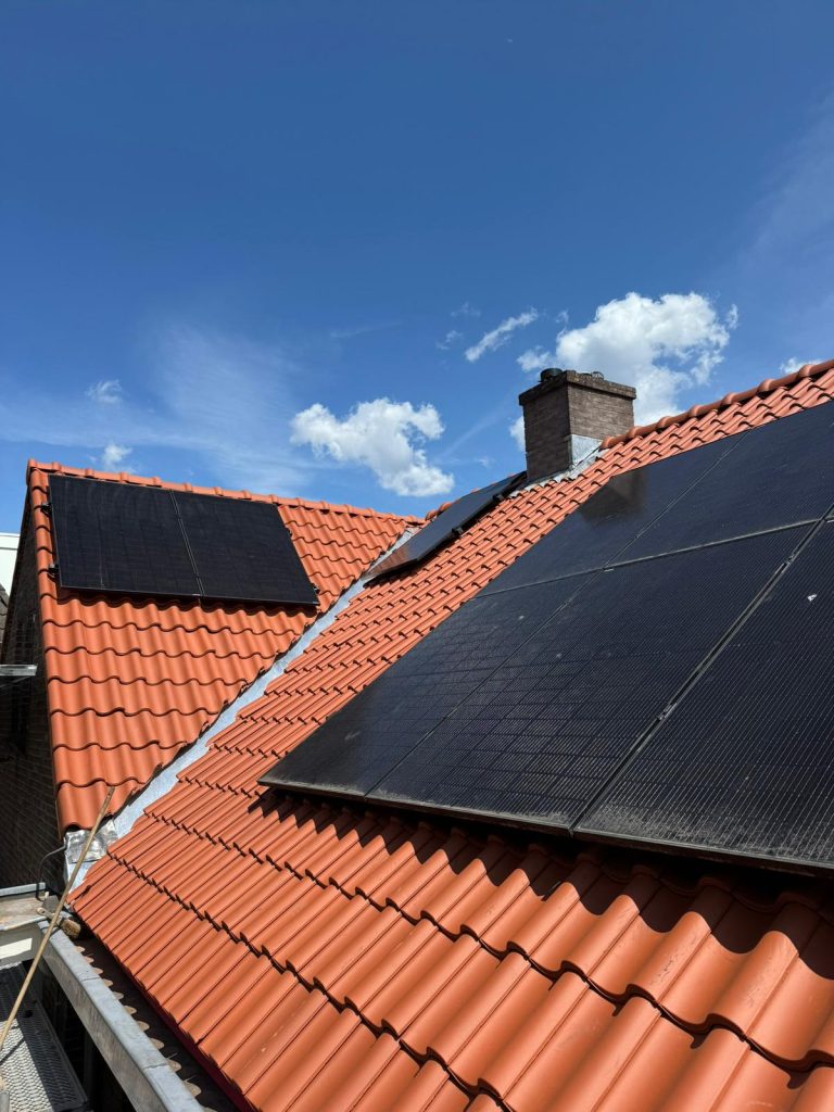 De zinken kielgoot met teruggeplaatste zonnepanelen in Nijmegen