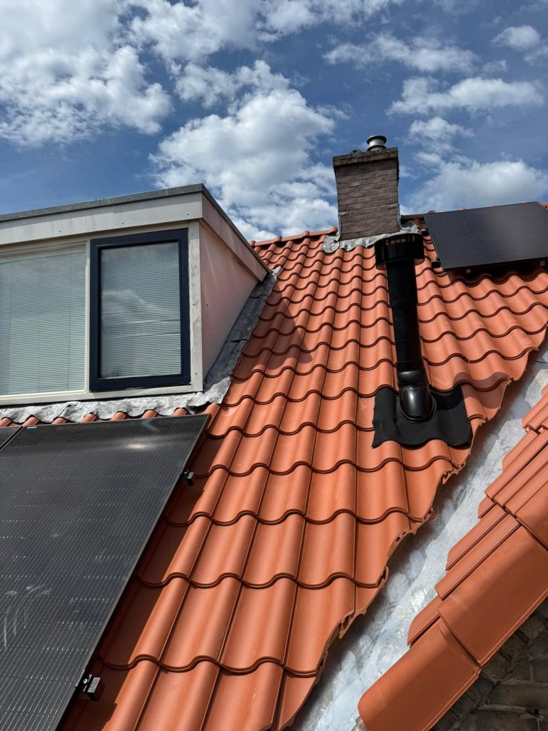 Afgewerkte loodaansluiting bij de dakkapel en schoorsteen in Nijmegen