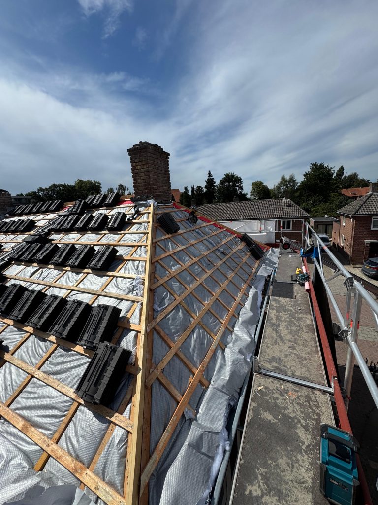 Nieuwe dakpannen verdeeld over de panlatten, klaar om gelegd te worden, Venray