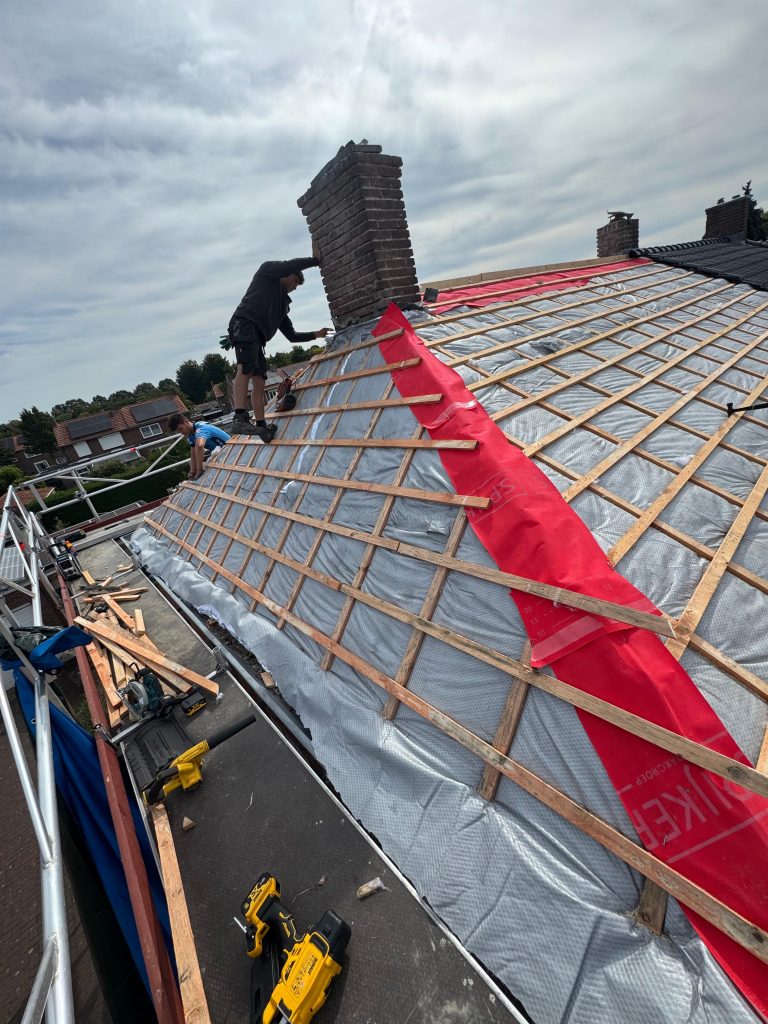 Dakdekkers van Twintop werken de aansluiting bij de schoorsteen af tijdens de dakrenovatie in Venray