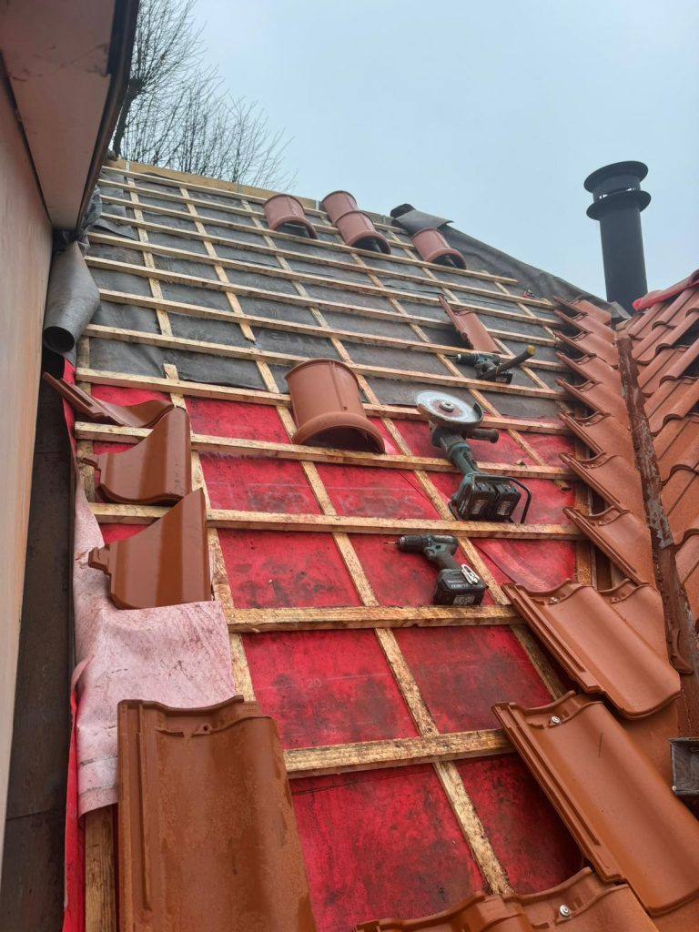 Pannen verwijderd en latwerk open tijdens het vervangen van de kielkeper in Tilburg