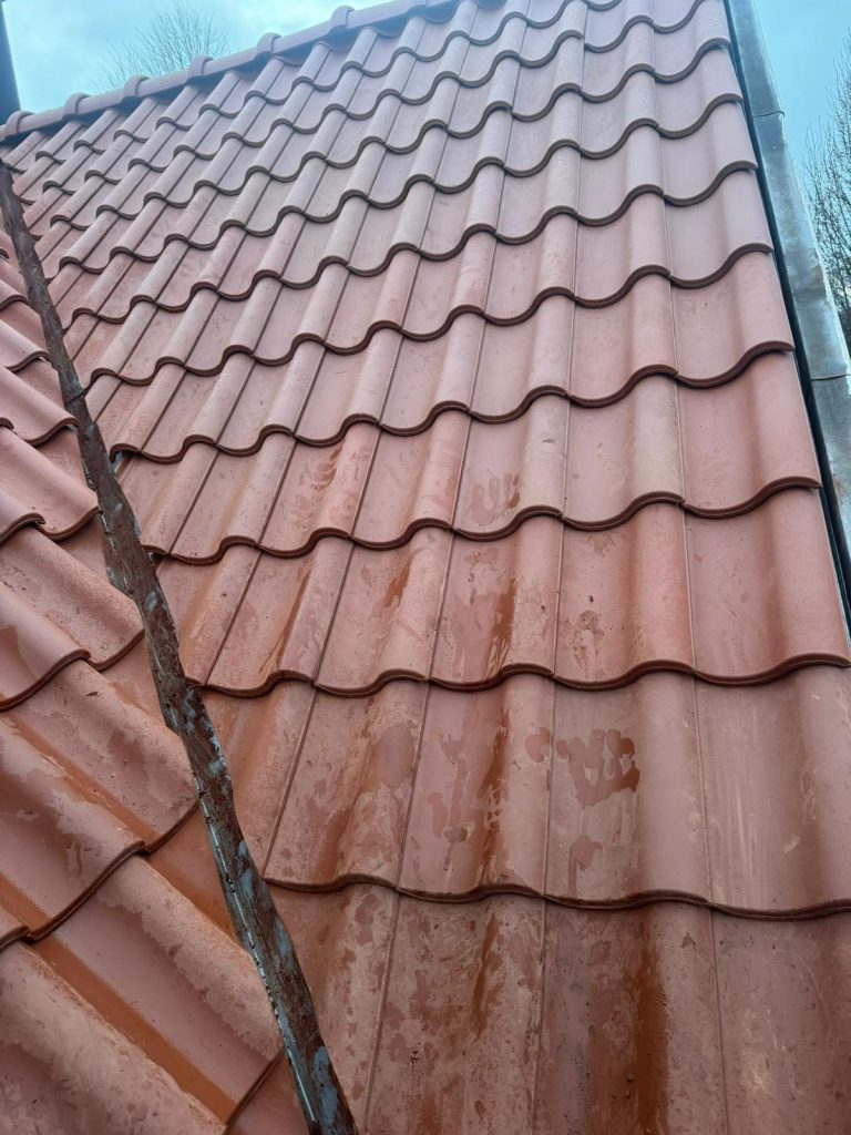 Detail van de nieuwe zinken kielkeper en verholen goot in Tilburg