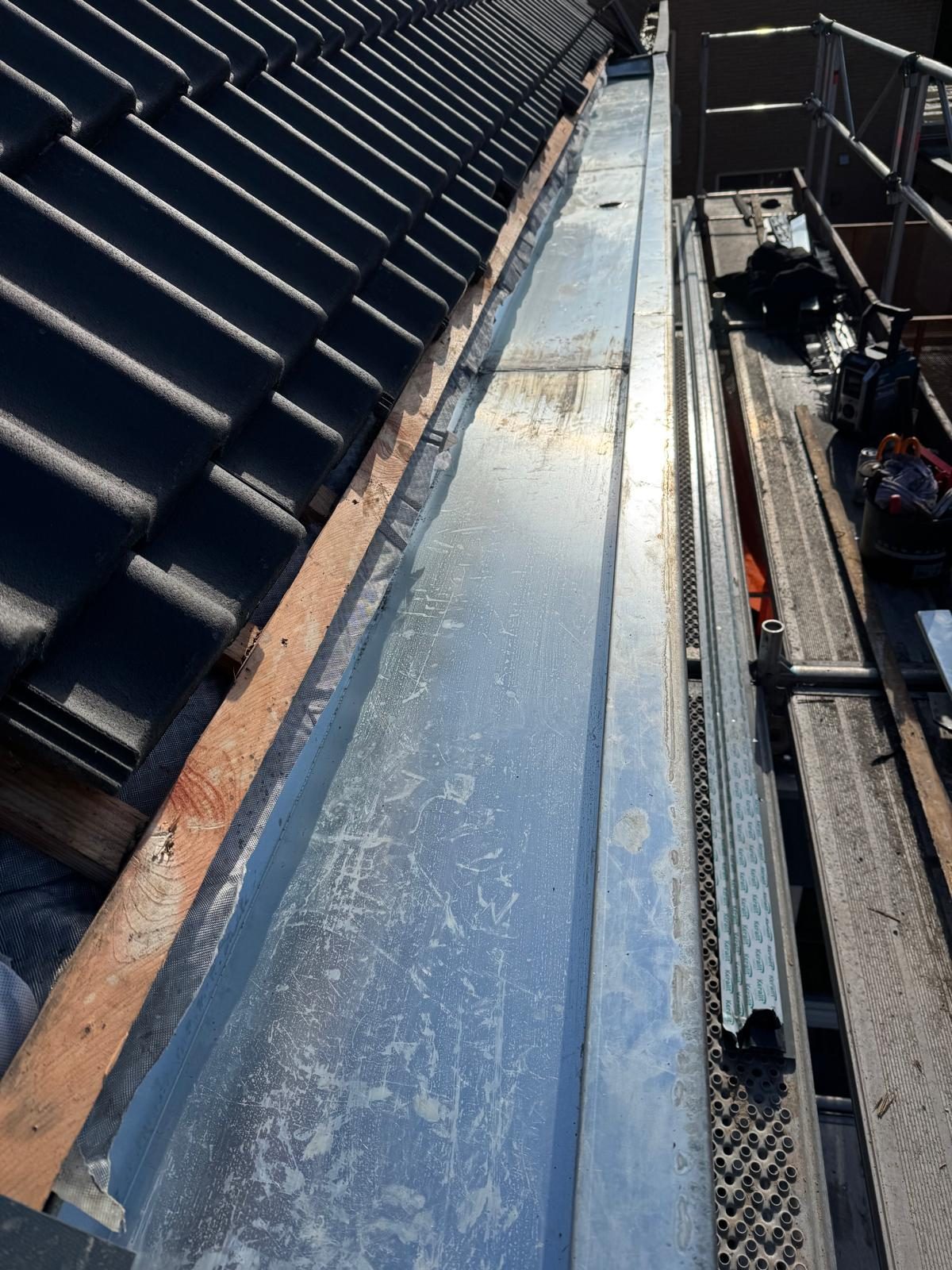 Nieuwe zinken daklijst tijdens vervanging door Twintop Dakdekkers