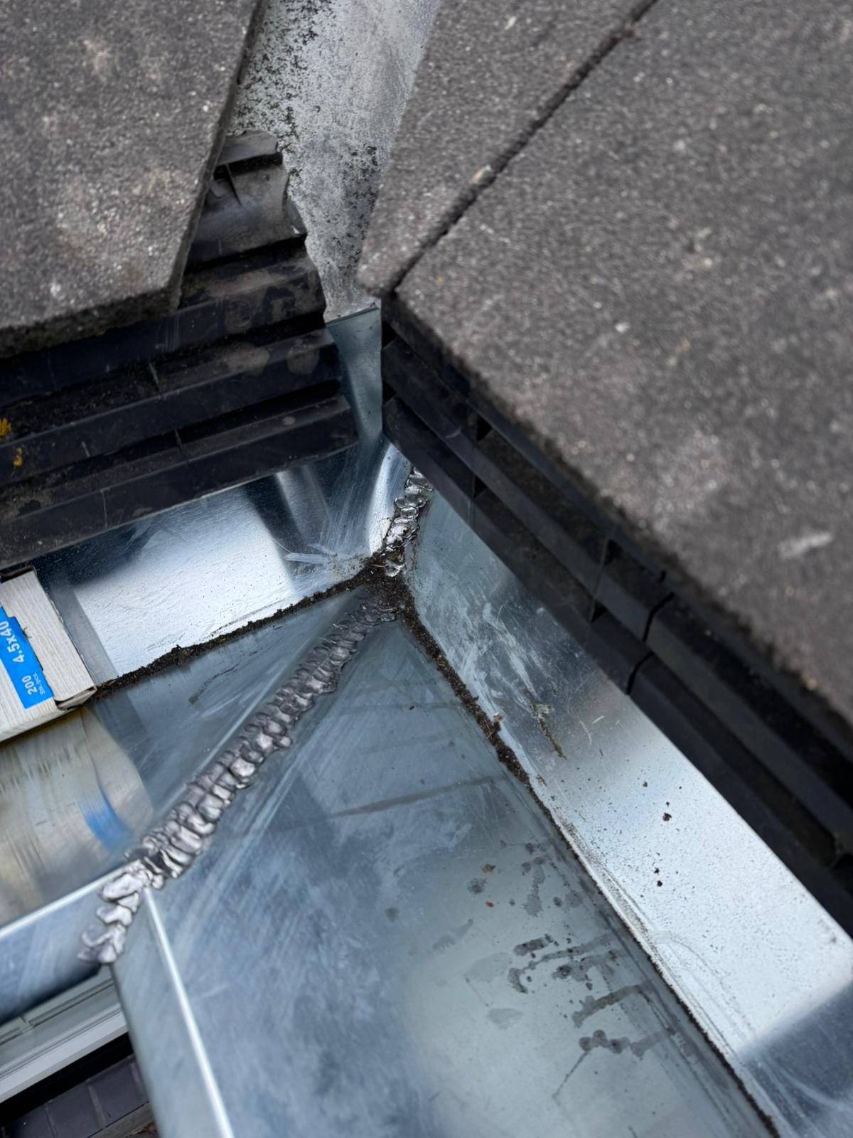 Vakkundig gesoldeerde zinken goot